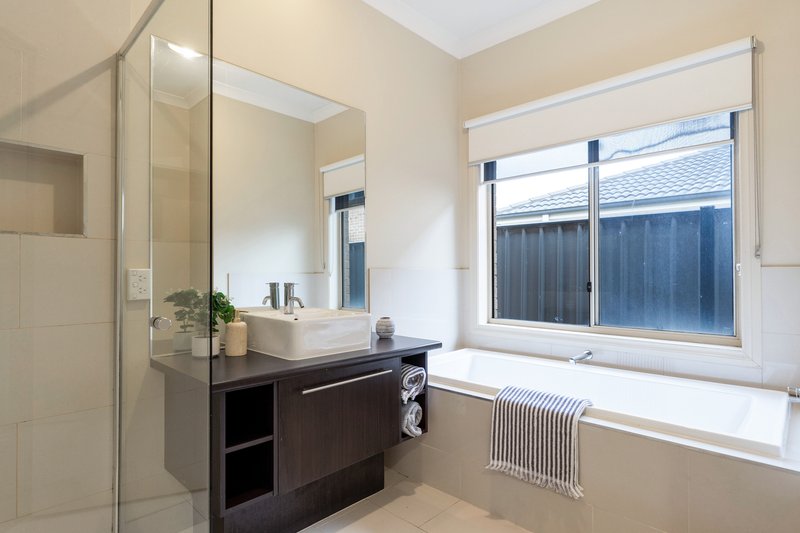 Photo - 52 Bridgehaven Drive, Craigieburn VIC 3064 - Image 13