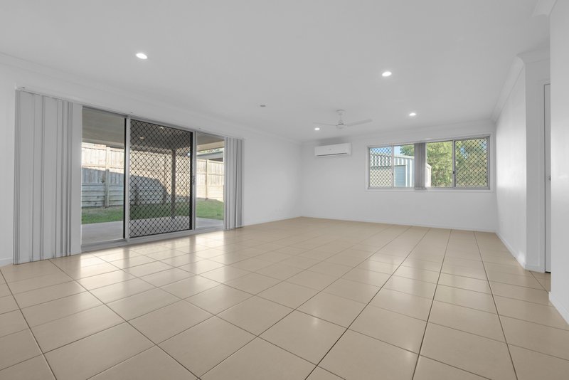 Photo - 52 Broadwater Place, New Auckland QLD 4680 - Image 11