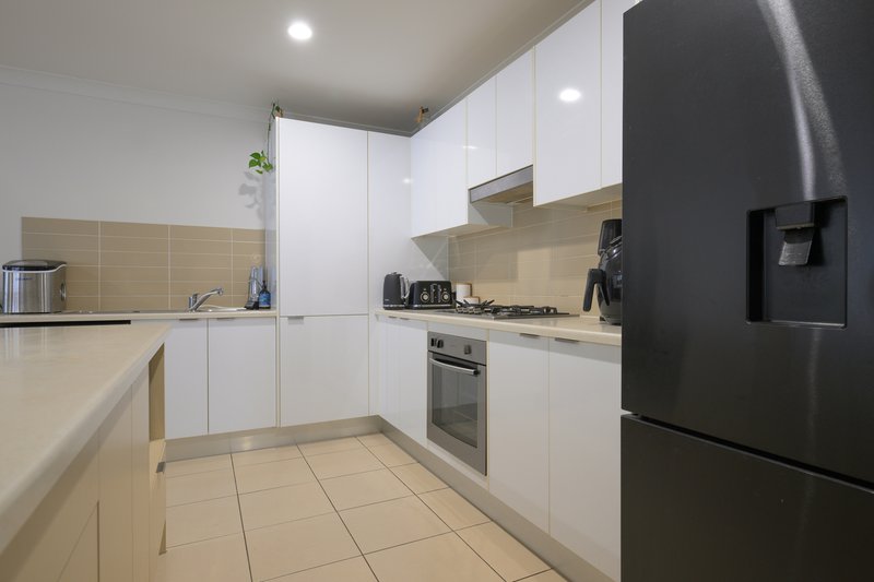 Photo - 52 Broadwater Place, New Auckland QLD 4680 - Image 4