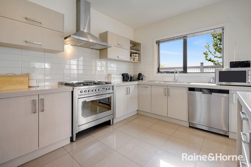 Photo - 52 Dahlia Drive, Caroline Springs VIC 3023 - Image 3