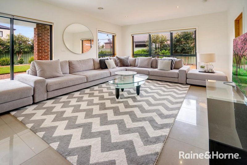 Photo - 52 Dahlia Drive, Caroline Springs VIC 3023 - Image 4