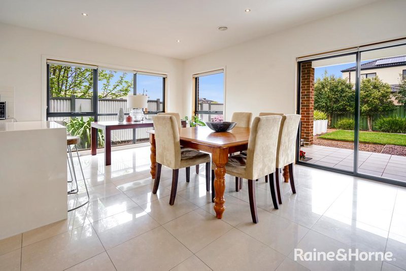 Photo - 52 Dahlia Drive, Caroline Springs VIC 3023 - Image 5