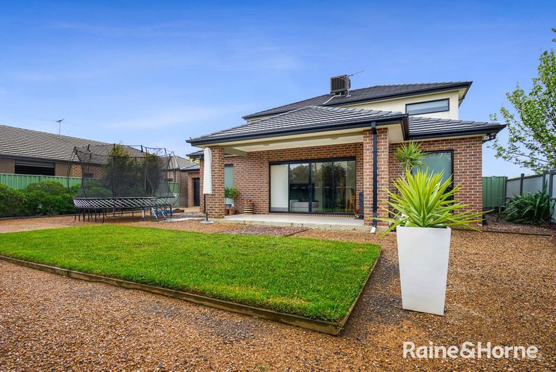 Photo - 52 Dahlia Drive, Caroline Springs VIC 3023 - Image 14