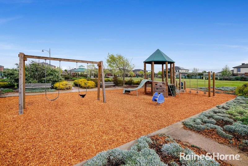 Photo - 52 Dahlia Drive, Caroline Springs VIC 3023 - Image 15