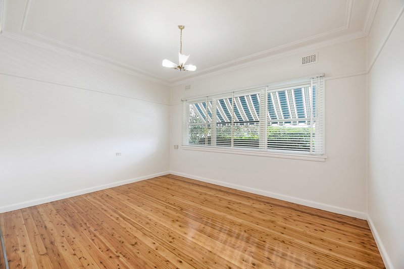 Photo - 52 Edgeworth David Avenue, Waitara NSW 2077 - Image 5