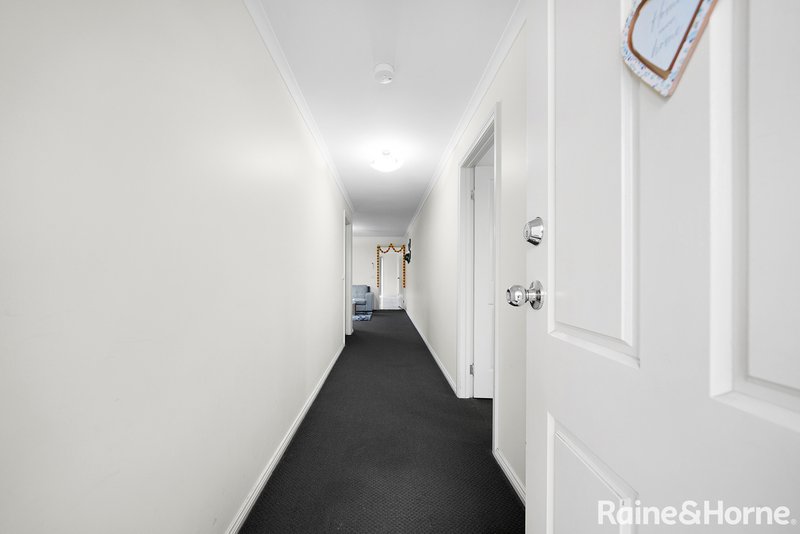 Photo - 52 Finchley Park Crescent, Tarneit VIC 3029 - Image 2