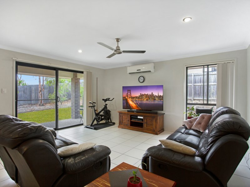 Photo - 52 Hanover Drive, Pimpama QLD 4209 - Image 2