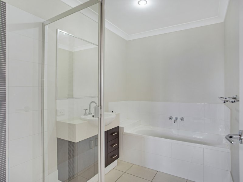 Photo - 52 Hanover Drive, Pimpama QLD 4209 - Image 8