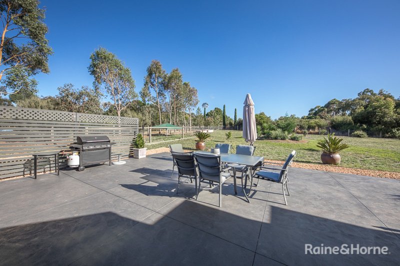 Photo - 52 Highgrove Drive, Sunbury VIC 3429 - Image 12