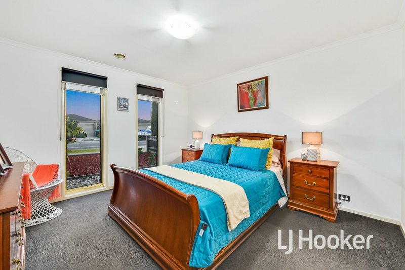 Photo - 52 Kingdom Drive, Cranbourne VIC 3977 - Image 3