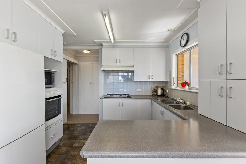 Photo - 52 Knockator Crescent, Centenary Heights QLD 4350 - Image 5