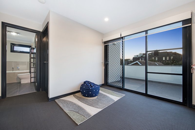 Photo - 5/2 Laburnum Street, Blackburn VIC 3130 - Image 9