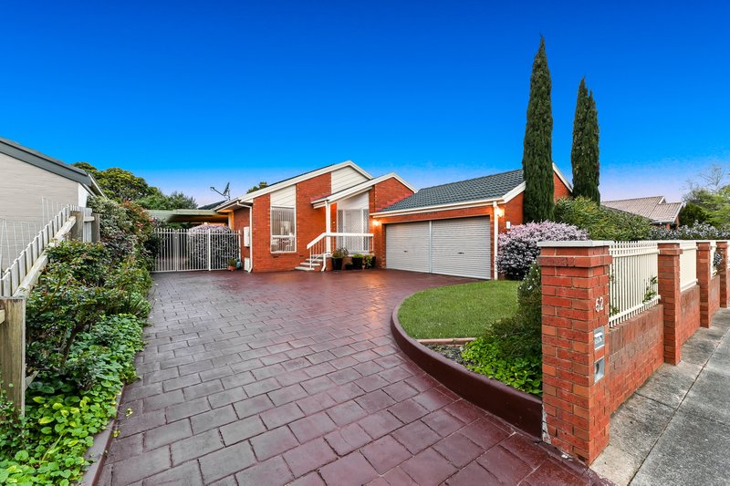 Photo - 52 Lawless Drive, Cranbourne North VIC 3977 - Image 2