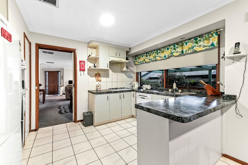 Photo - 52 Lawless Drive, Cranbourne North VIC 3977 - Image 7