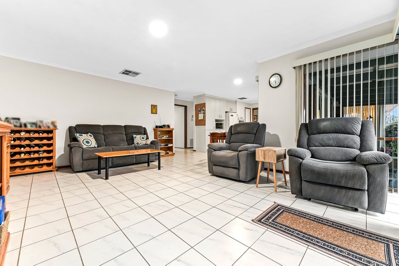 Photo - 52 Lawless Drive, Cranbourne North VIC 3977 - Image 10