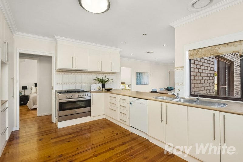 Photo - 52 Mannering Drive, Glen Waverley VIC 3150 - Image 2