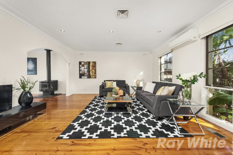 Photo - 52 Mannering Drive, Glen Waverley VIC 3150 - Image 5