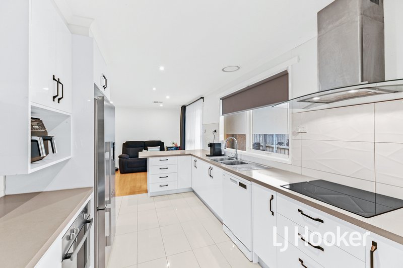 Photo - 52 Oaktree Drive, Hampton Park VIC 3976 - Image 8