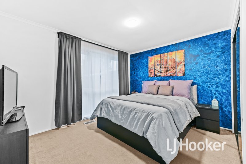 Photo - 52 Oaktree Drive, Hampton Park VIC 3976 - Image 10