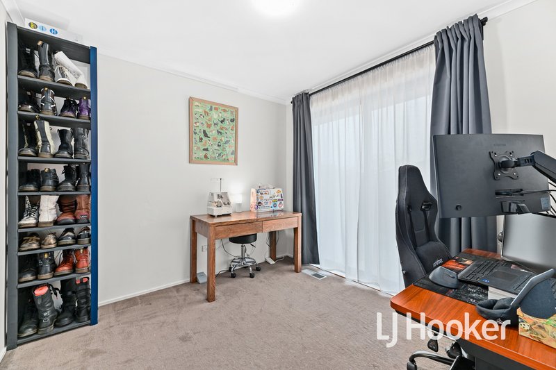 Photo - 52 Oaktree Drive, Hampton Park VIC 3976 - Image 12