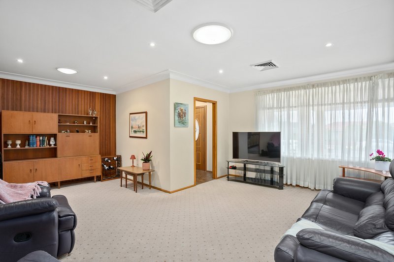 Photo - 52 Pindari Road, Peakhurst Heights NSW 2210 - Image 3