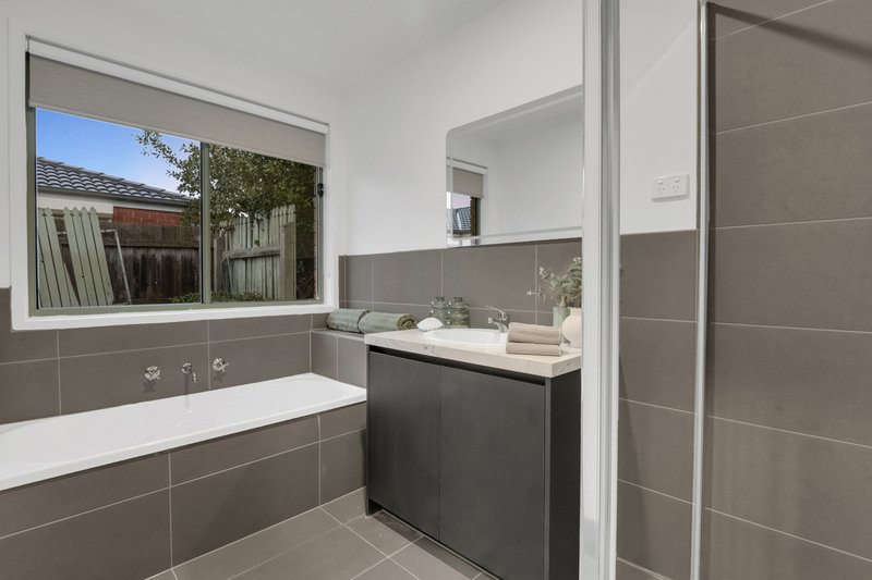 Photo - 52 Rhine Drive, Roxburgh Park VIC 3064 - Image 6