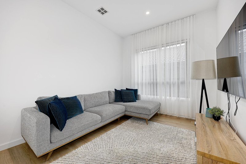 Photo - 52 Scoria Circuit, Craigieburn VIC 3064 - Image 7