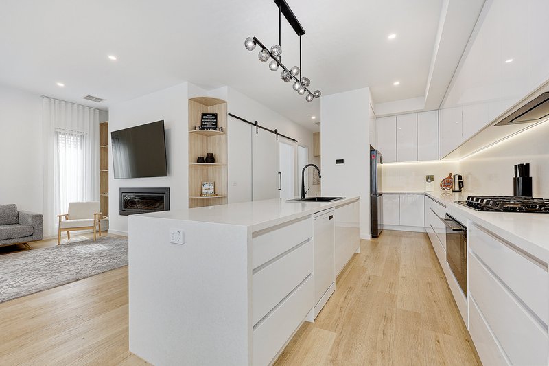 Photo - 52 Scoria Circuit, Craigieburn VIC 3064 - Image 11