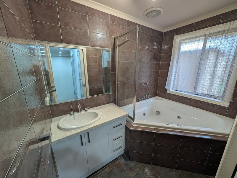 Photo - 52 Statesman Avenue, Roxburgh Park VIC 3064 - Image 12