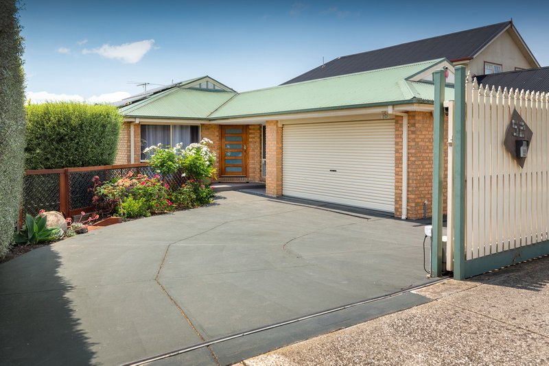 Photo - 52 Telford Drive, Berwick VIC 3806 - Image 2