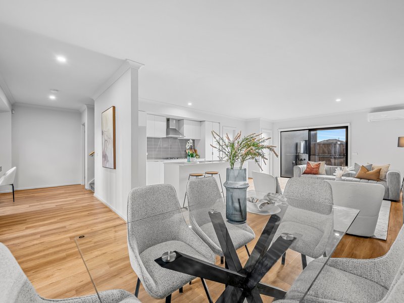 Photo - 52 Titan Lodge Walk, Pakenham VIC 3810 - Image 5