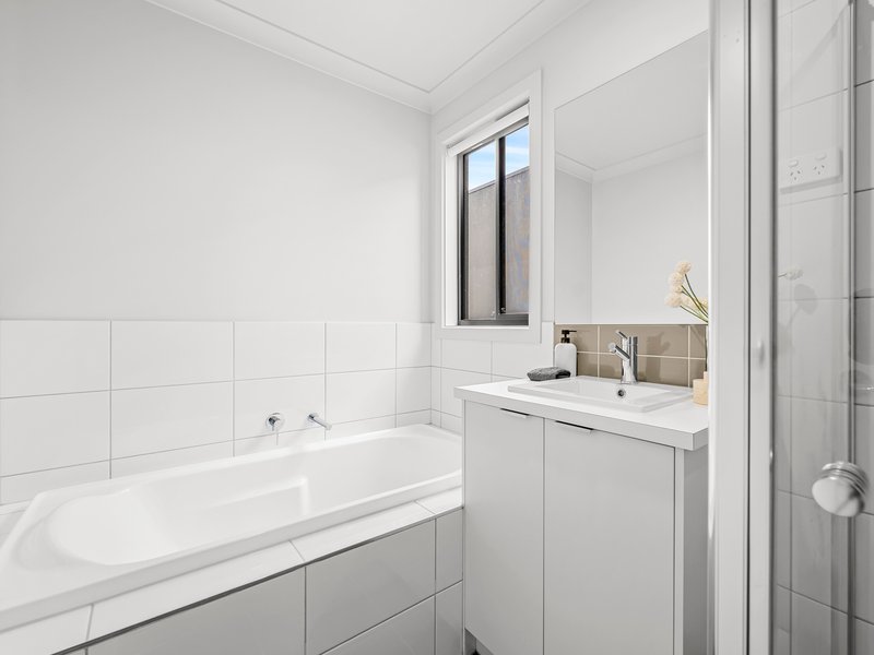 Photo - 52 Titan Lodge Walk, Pakenham VIC 3810 - Image 8