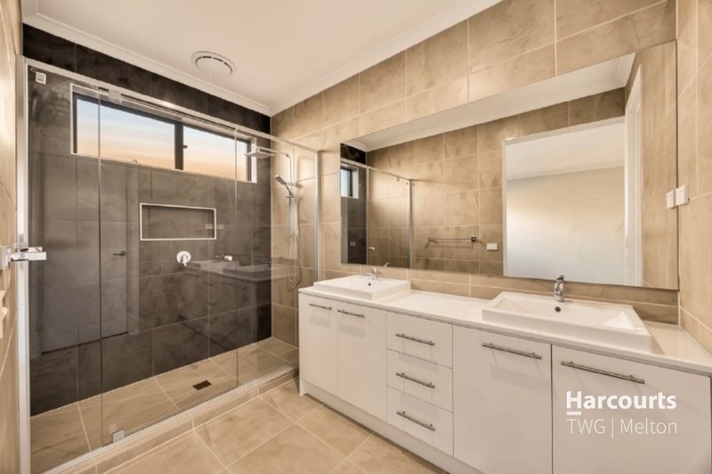 Photo - 52 Uplands Crescent, Melton South VIC 3338 - Image 4