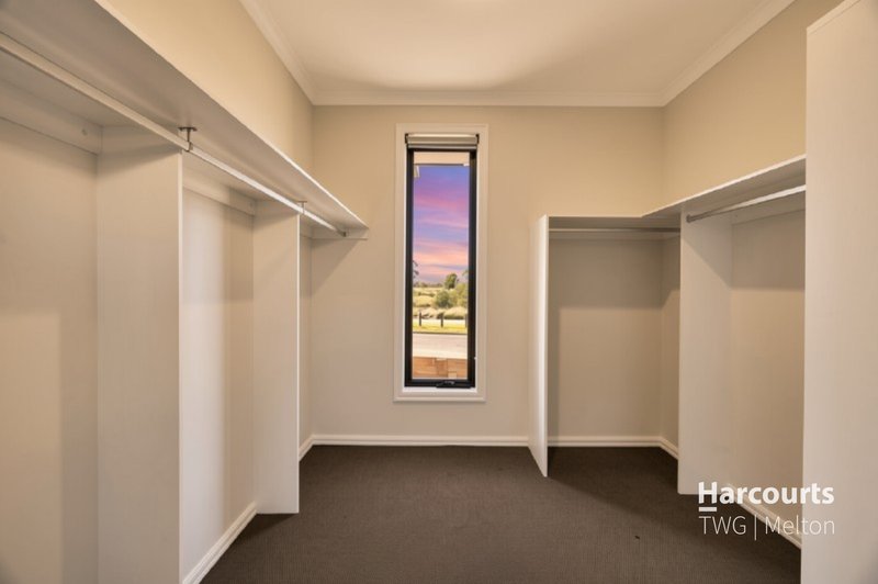 Photo - 52 Uplands Crescent, Melton South VIC 3338 - Image 5