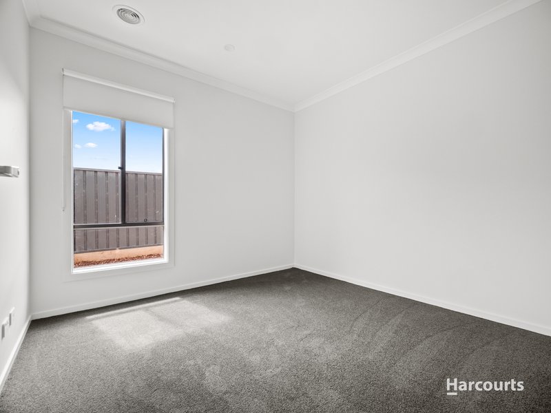 Photo - 52 Walton Street, Melton South VIC 3338 - Image 9