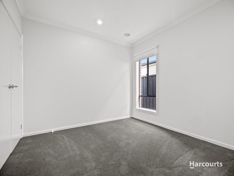 Photo - 52 Walton Street, Melton South VIC 3338 - Image 10