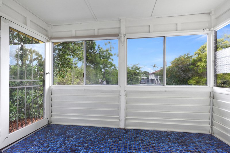 Photo - 52 Watcombe Street, Wavell Heights QLD 4012 - Image 4