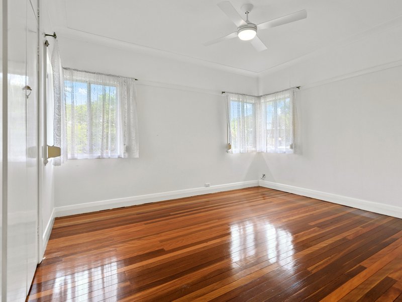 Photo - 52 Wilbur Street, Holland Park QLD 4121 - Image 12