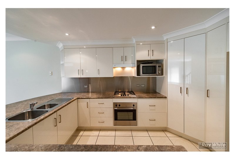 Photo - 5/200 Denham Street, Allenstown QLD 4700 - Image 4