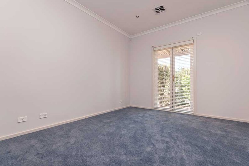 Photo - 53 Bowral Loop, Craigieburn VIC 3064 - Image 7