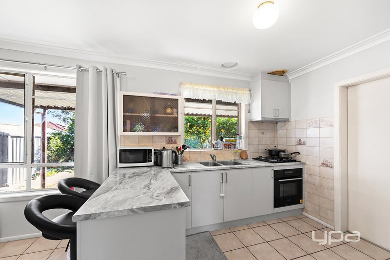 Photo - 53 Chedgey Drive, St Albans VIC 3021 - Image 4