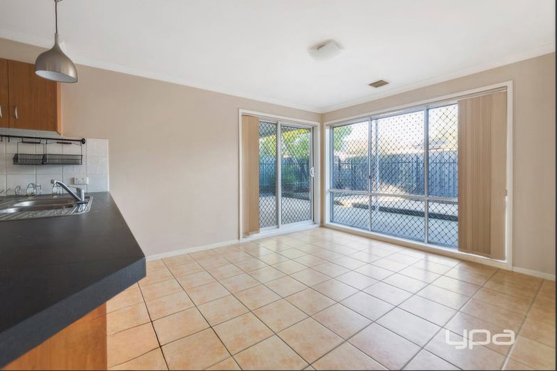 Photo - 53 Dobell Crescent, Caroline Springs VIC 3023 - Image 6