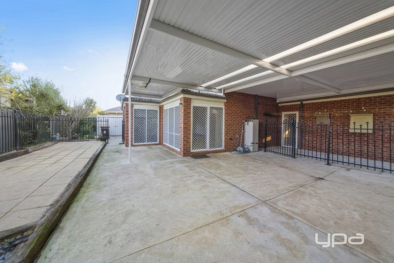 Photo - 53 Dobell Crescent, Caroline Springs VIC 3023 - Image 15