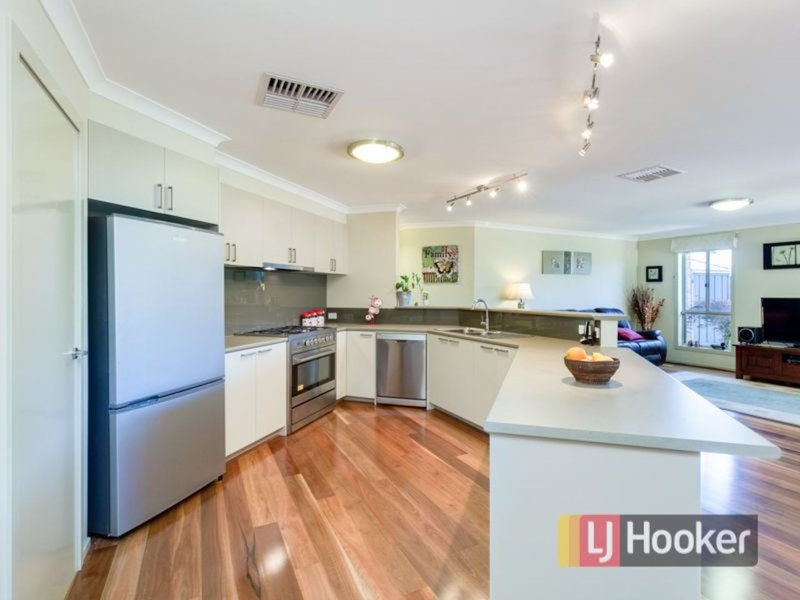 Photo - 53 Flametree Circuit, Cranbourne VIC 3977 - Image 2