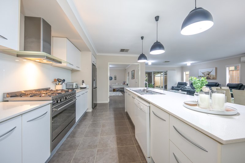 Photo - 53 Highgrove Drive, Sunbury VIC 3429 - Image 6