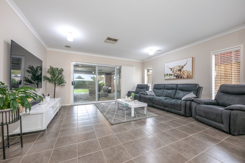 Photo - 53 Highgrove Drive, Sunbury VIC 3429 - Image 9