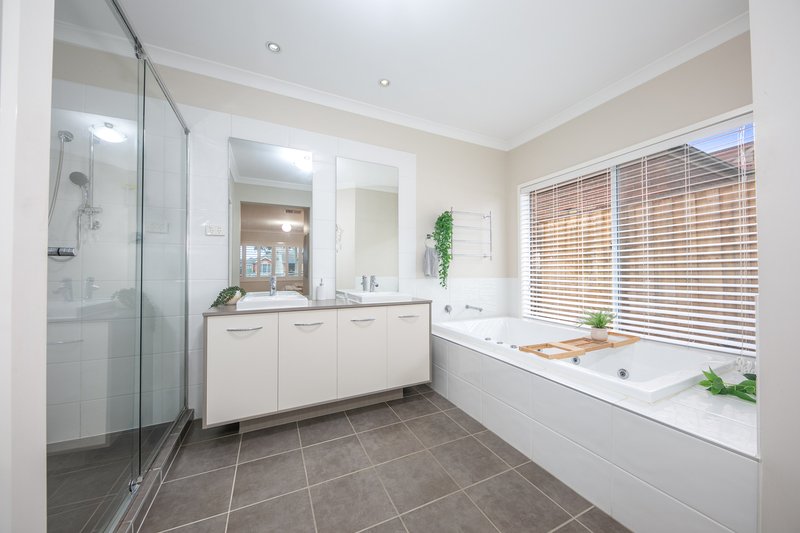 Photo - 53 Highgrove Drive, Sunbury VIC 3429 - Image 12
