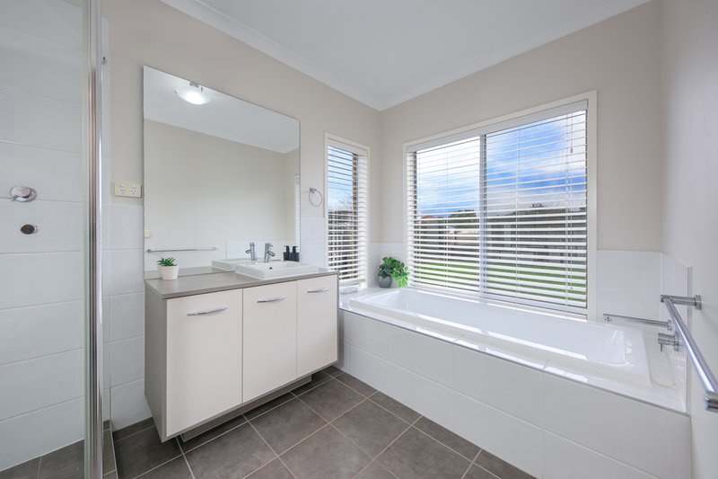 Photo - 53 Highgrove Drive, Sunbury VIC 3429 - Image 14