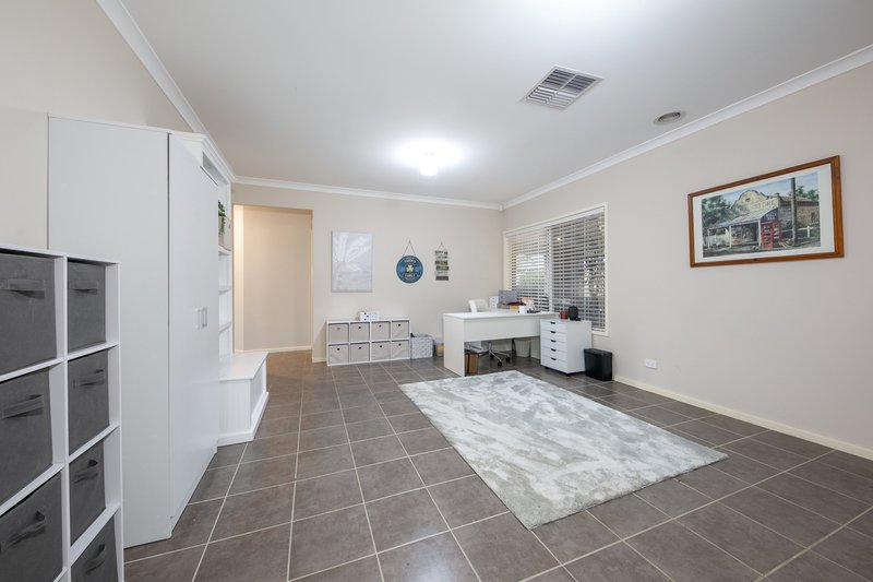 Photo - 53 Highgrove Drive, Sunbury VIC 3429 - Image 15
