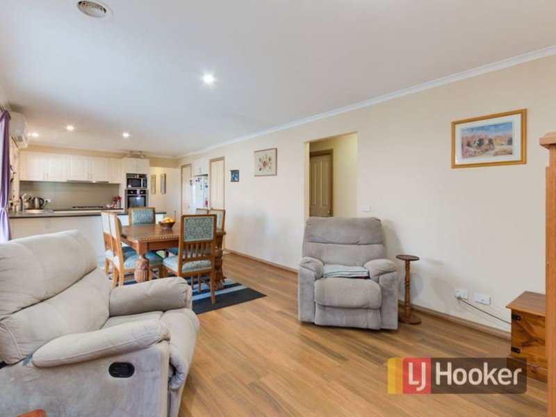 Photo - 53 Josephine Avenue, Cranbourne North VIC 3977 - Image 5